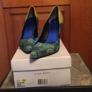 Heeled pumps with peacock feather design